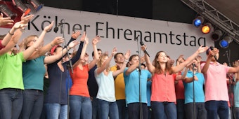 Gesungenes Lob für über 200 000 Ehrenamtler in Köln gab es gestern auf dem Heumarkt vom Jugendchor St. Stephan. Zuvor wurden die Preisträger von „KölnEngagiert 2016“ geehrt.