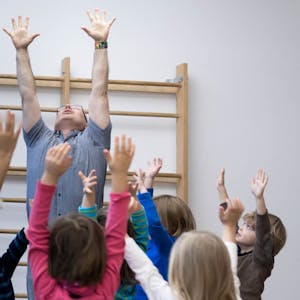Die Arme in die Luft, sich groß machen und stark fühlen: Persönlichkeitstrainer Jürgen Rüstow zeigt den Kindern in der Berliner Kindertagesstätte „Wolkenzwerge“ eine Übung.
