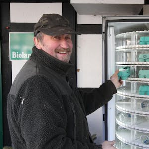 Bio-Bauer Bruno Stauf verkauft Eier aus dem Automaten