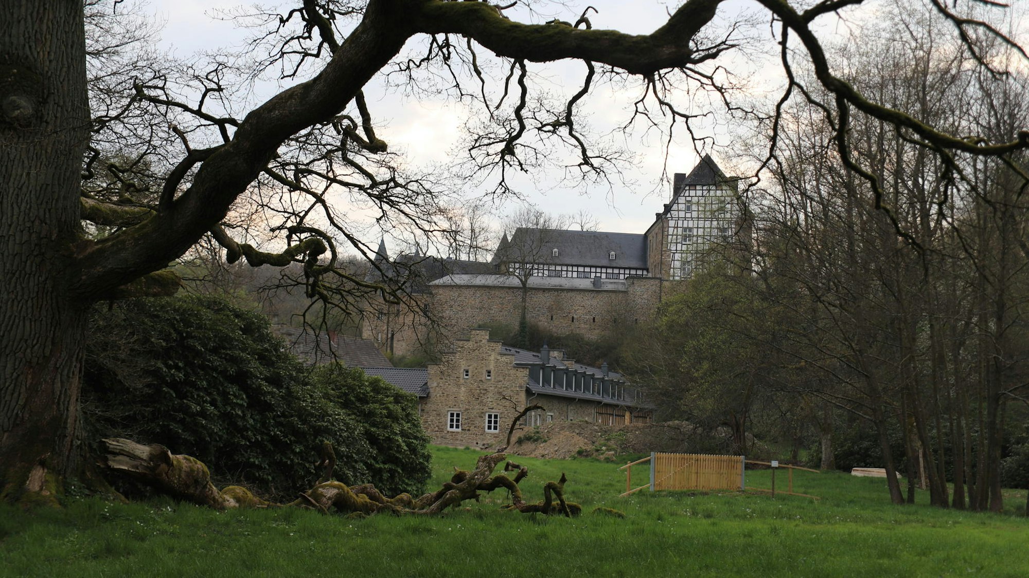 Auf dem Bild ist die Burg Herrnstein zu sehen.