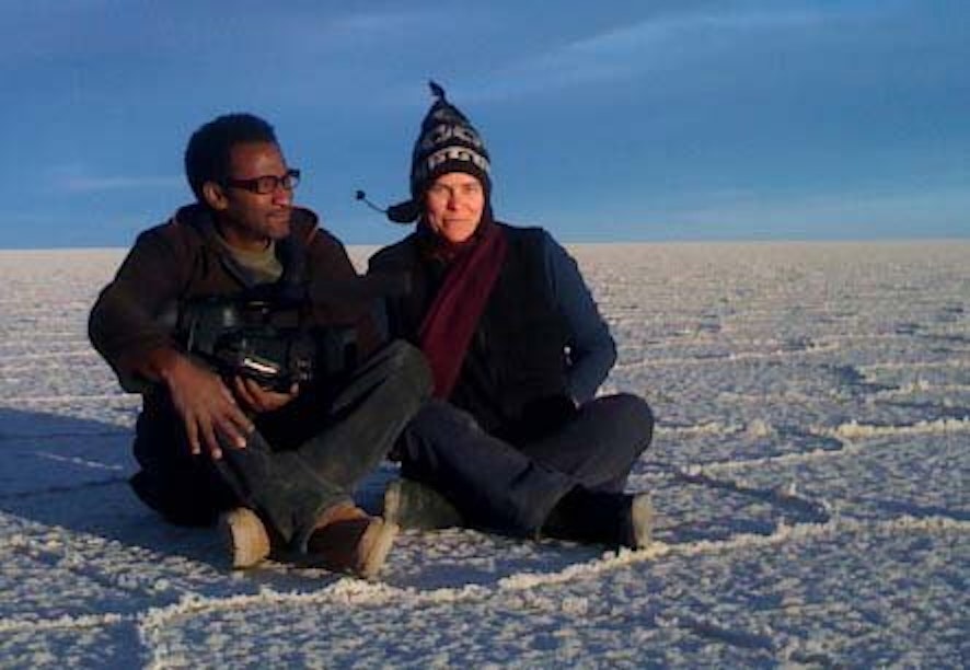 Pegi Vail (rechts) und Produzent Melvin Estrella in der bolivianischen Salzwüste Salar de Uyuni.