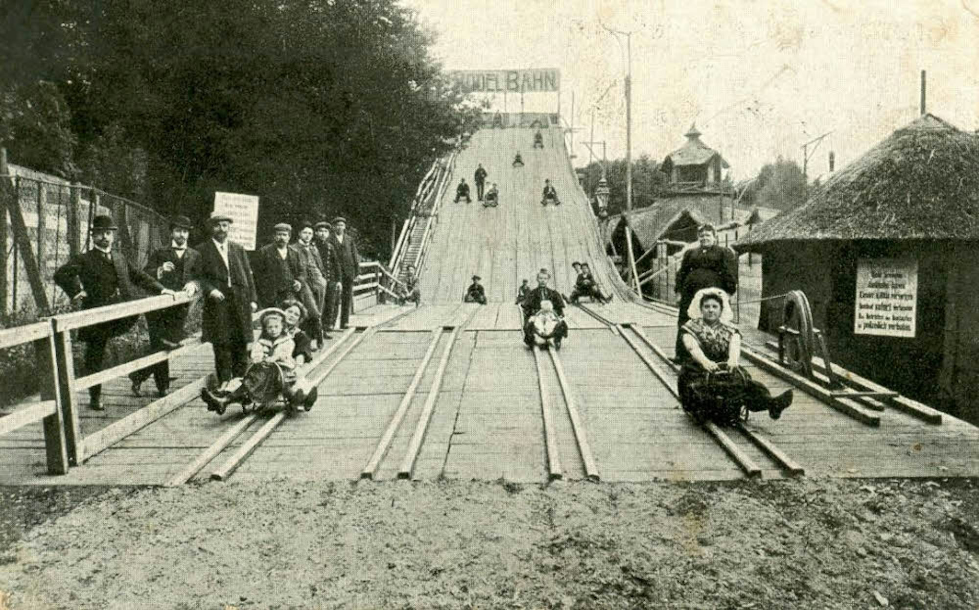 Die Rodelbahn im Hohenzollerngarten, aufgenommen um das Jahr 1908.