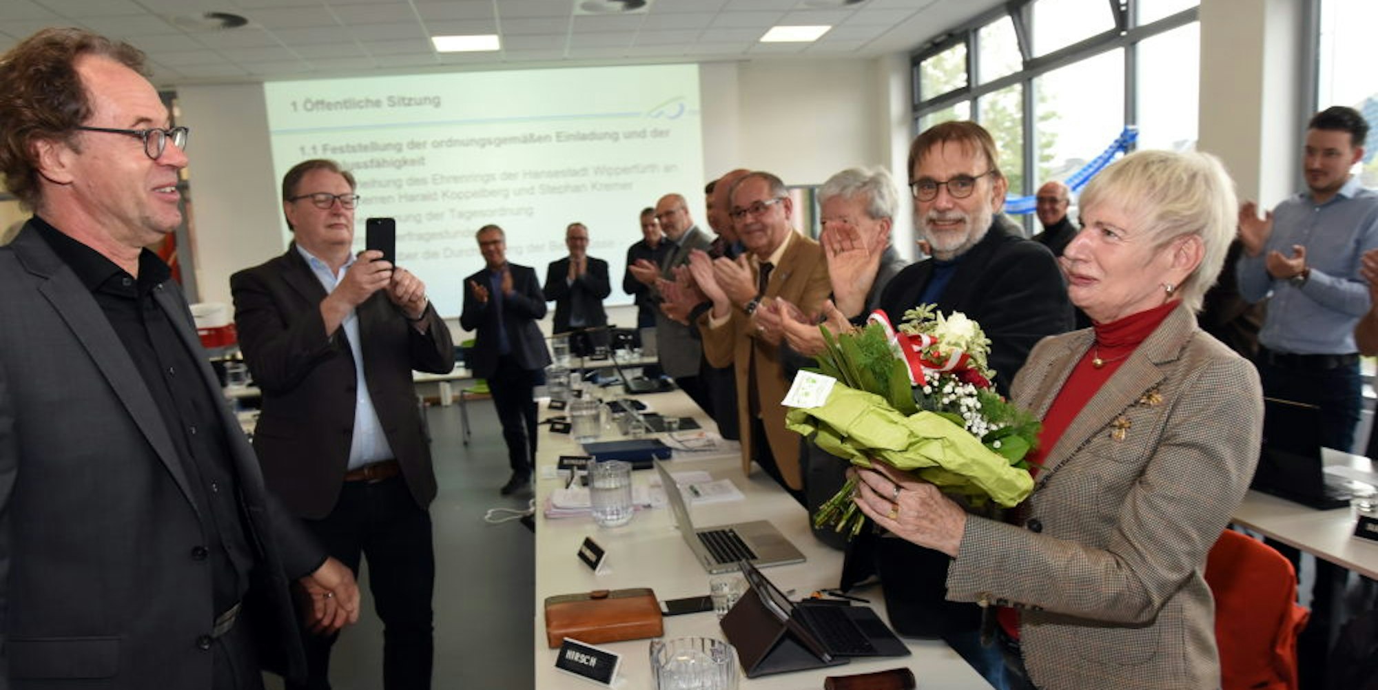 Margit Ahus (CDU) (r.) bekam für 30 Jahre im Rat einen Blumenstrauß.