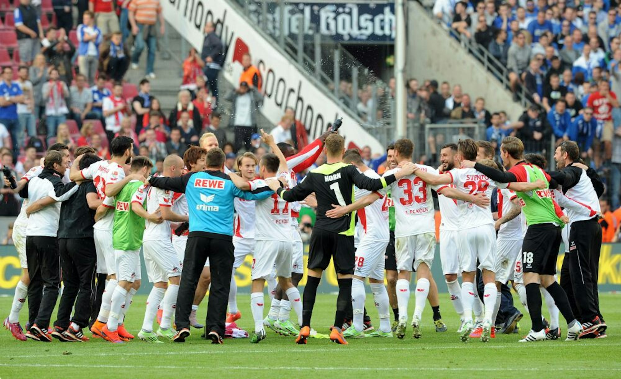 So war es am 10. Mai 2015: Der FC feiert nach einem 2:0-Sieg gegen Schalke den Klassenerhalt. In dieser Saison trifft Köln am 34. Spieltag auf den designierten Absteiger.