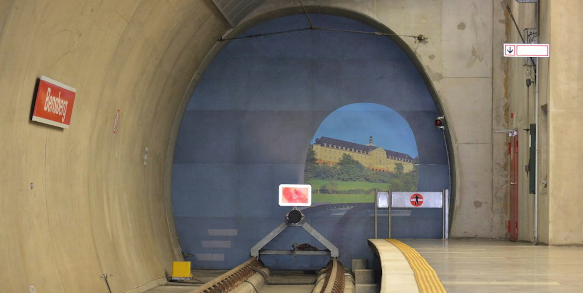Vorerst nichts als eine sonnige Illusion auf der Tunnelwand: Im Bensberger U-Bahnhof wird die Linie 1 auf absehbare Zeit weiterhin enden.