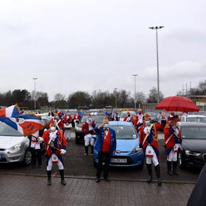 Auf „dat dä Driss baal vörbei is“: Die Elsdorfer Karnevalisten trafen sich auf dem Parkplatz der Festhalle.