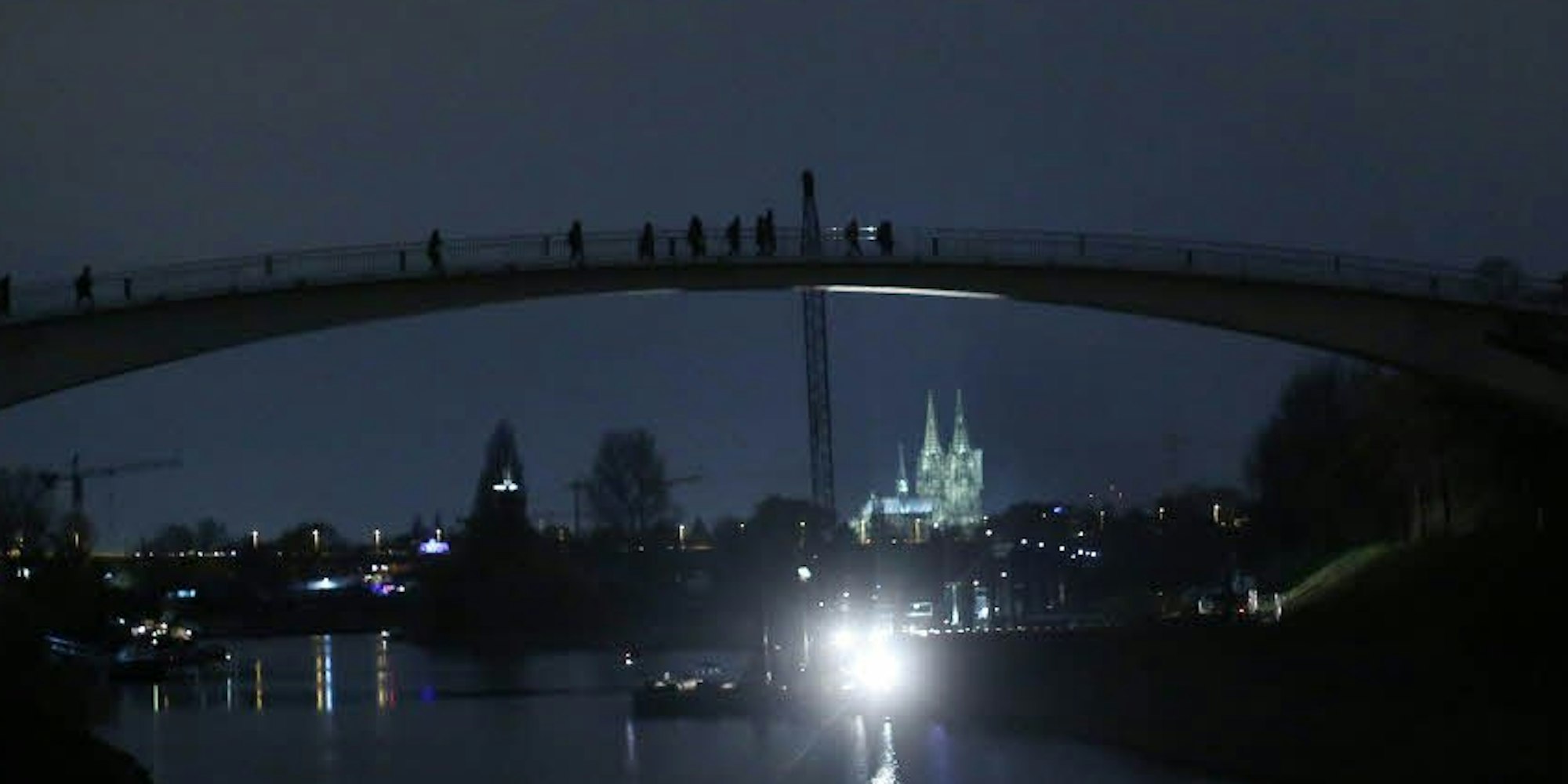 Den Morgenwanderern, hier auf der Katzenbuckelbrücke, bieten sich unvergessliche Blicke auf das morgendliche Köln.