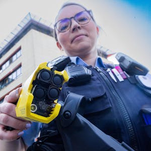 Achtung Stromstoß: Die Kölner Polizei hat nun auch Elektroschock-Pistolen und setzte sie direkt ein.