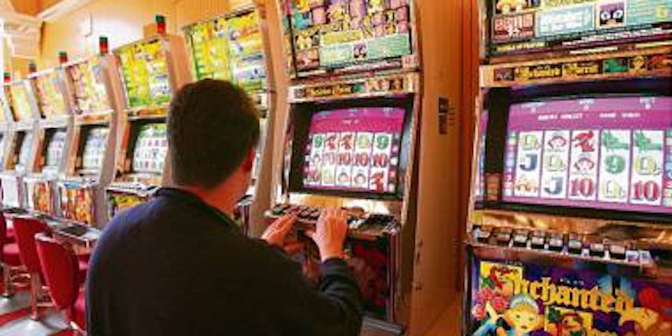 Stundenlang halten sich Spielsüchtige oft in den Spielhallen auf und verzocken ihr Geld meist gleichzeitig an mehreren Glücksspielautomaten.