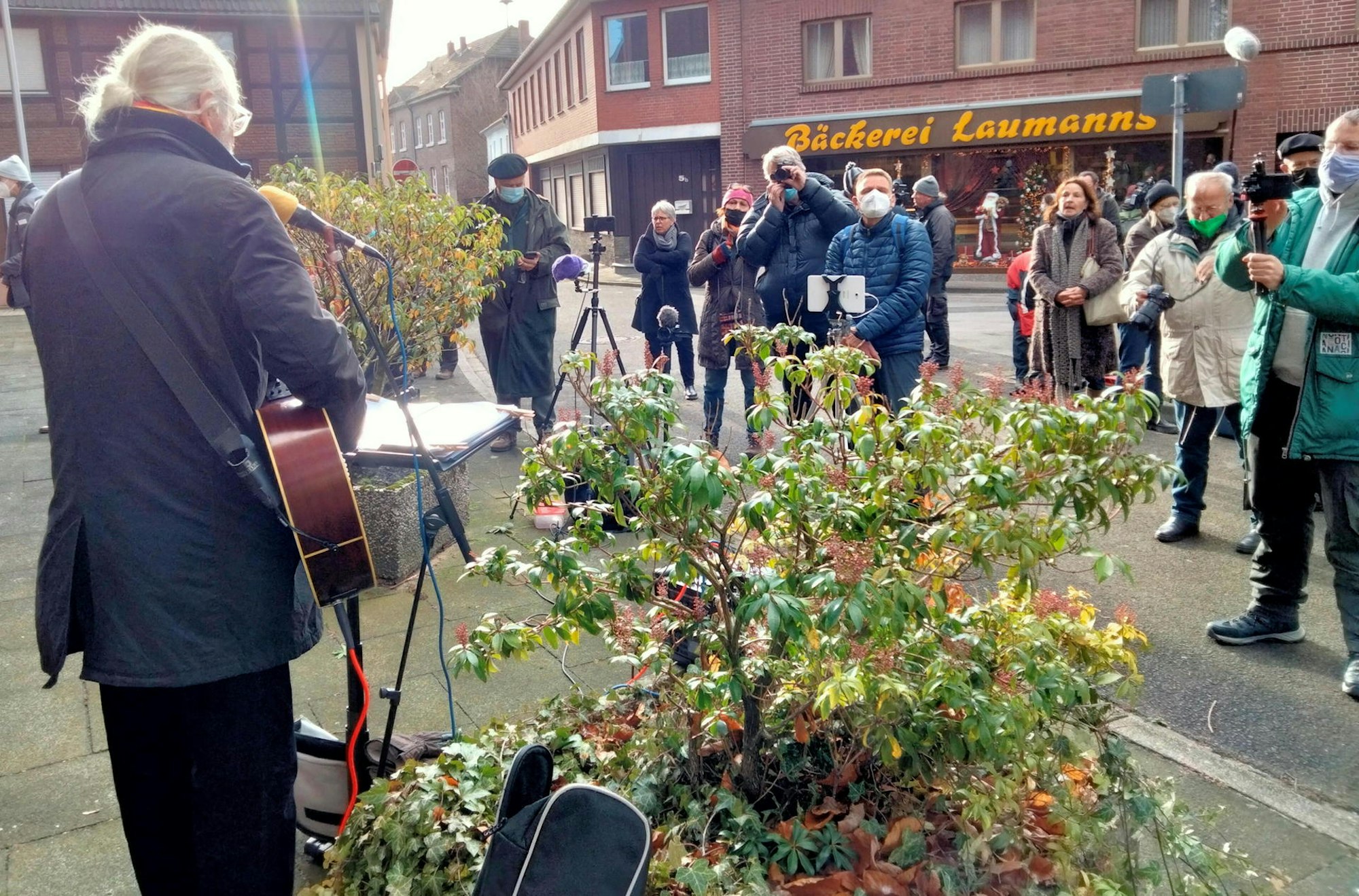Einige der Demonstranten sangen draußen mit Liedermacher Gerd Schinkel.