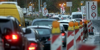 Verkehrschaos im Norden: Es staut sich regelmäßig an der Lkw-Schleuse vor der Autobahn-Auffahrt zur Leverkusener Brücke.