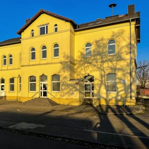 Das Bahnhofsgebäude in Derkum soll für Geflüchtete aus der Ukraine hergerichtet werden.