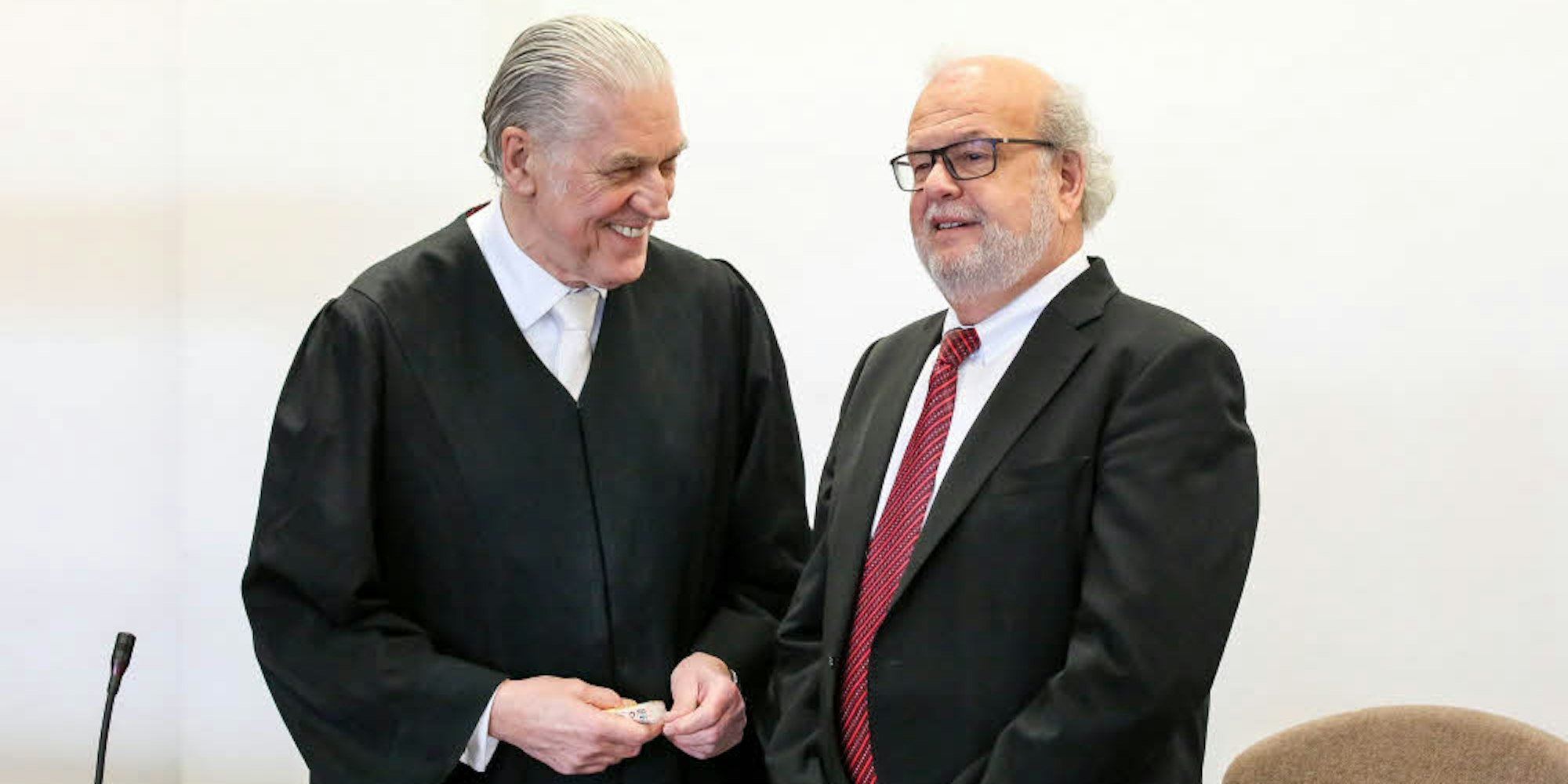 Muss sich in einem Mammutprozess verantworten: Ex-CDU-Politiker Rolf Bietmann (r.) mit seinem Anwalt Sven Thomas.