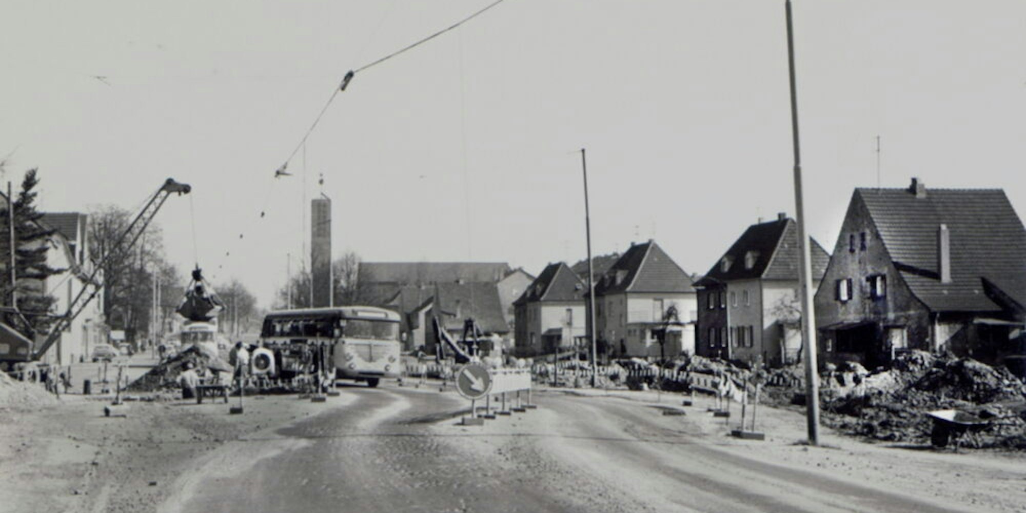 Im April 1965 entstand das Bild, als der Durchbruch durch die B8 mit Gas- und Wasserleitungen gemacht wurde.