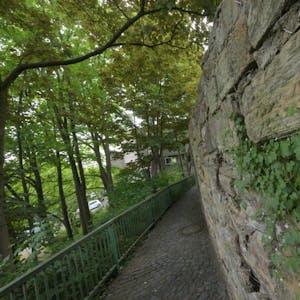 Der Fußweg an der Bensberger Burgmauer soll stärker in den Blick rücken.