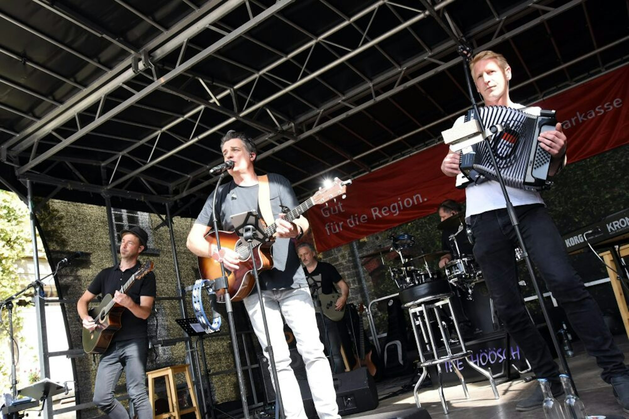 Am Wochenende stand die Band „The Höösch“ dreimal vor Haus Ley auf der Bühne.