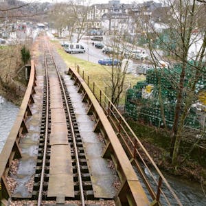 Nach zwei mutwillig gelegten Feuern war die Eisenbahnbrücke in Bielstein nicht mehr verkehrssicher. Jetzt fördert das Land die Sanierung mit mehr als 80.000 Euro.