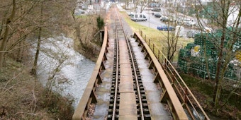 Nach zwei mutwillig gelegten Feuern war die Eisenbahnbrücke in Bielstein nicht mehr verkehrssicher. Jetzt fördert das Land die Sanierung mit mehr als 80.000 Euro.