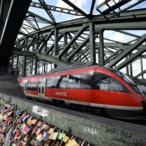 Ein Regionalexpress fährt über die Hohenzollernbrücke in Köln.