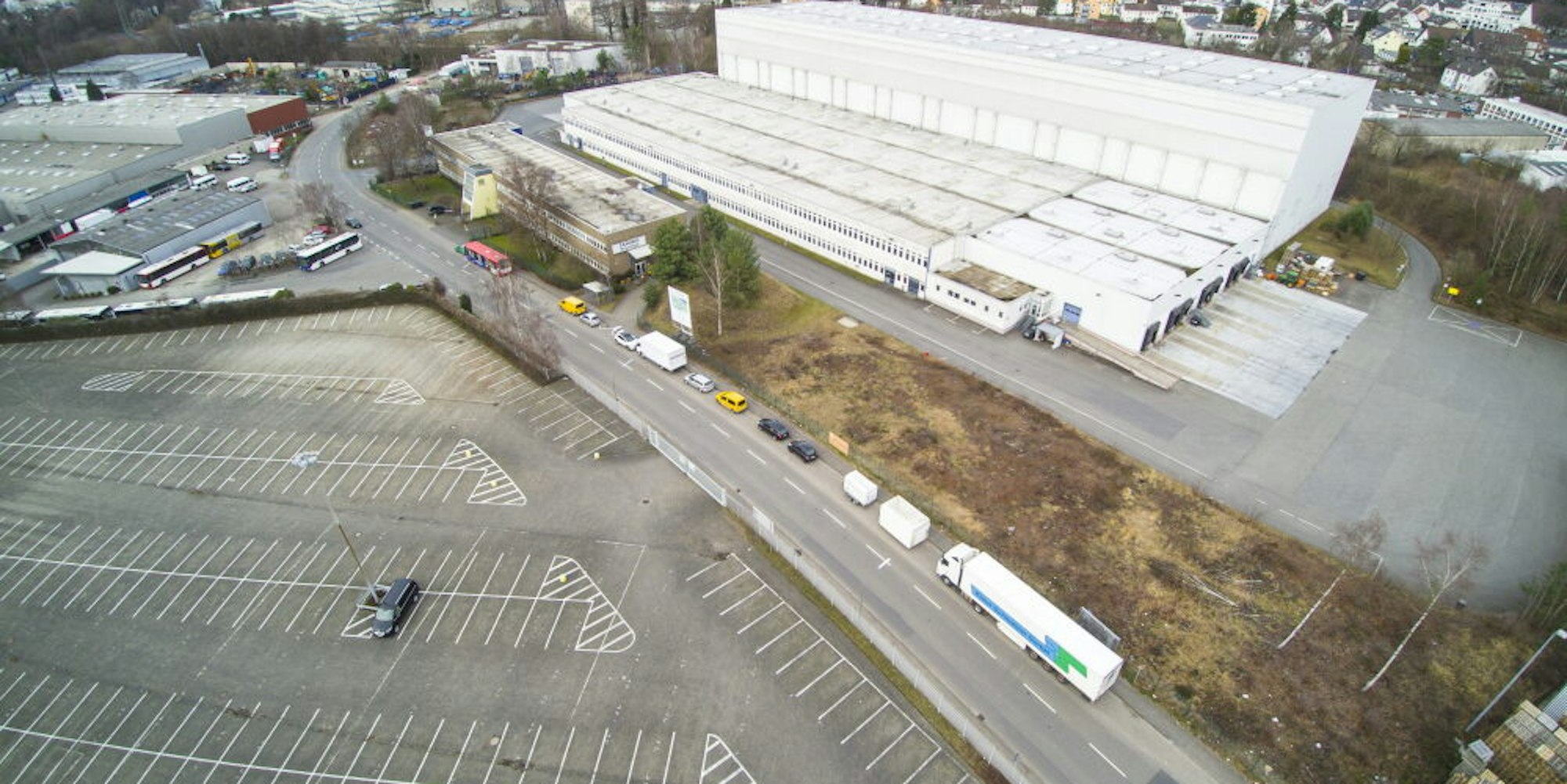 Das Hochregallager im Industriegebiet Zinkhütte. Der riesige Parkplatz gehört zum Krüger-Werk.