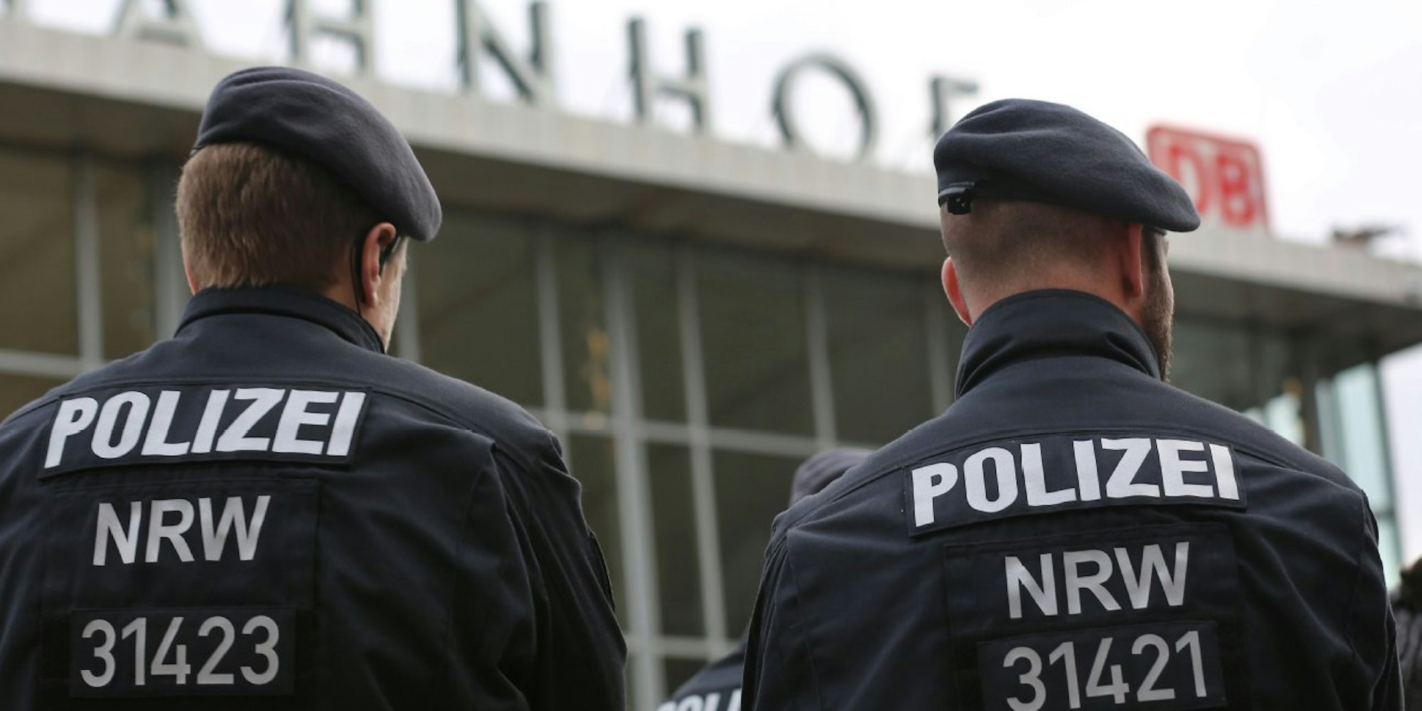 Polizisten stehen in Köln vor dem Hauptbahnhof.