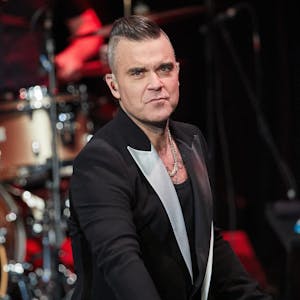 Robbie Williams beim Auftritt.