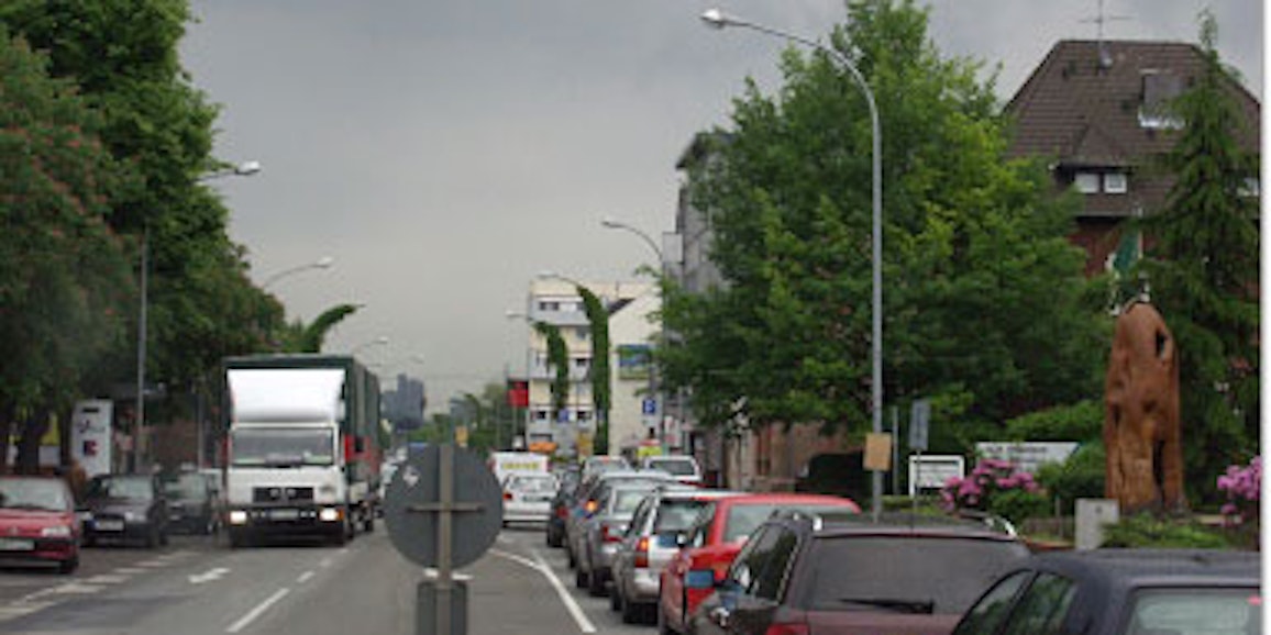 Die Luxemburger Straße ist die zentrale Verkehrsader durch Hermülheim. Staus und Lärm gehören für die Anwohner dort zum Alltag.