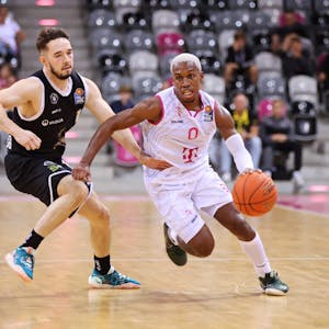 Der neue Aufbauspieler der Telekom Baskets: TJ Shorts (r.) wechselte im Sommer aus Crailsheim nach Bonn.
