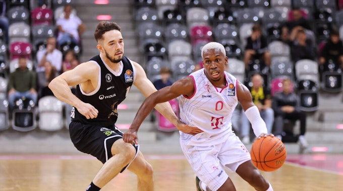 Der neue Aufbauspieler der Telekom Baskets: TJ Shorts (r.) wechselte im Sommer aus Crailsheim nach Bonn.