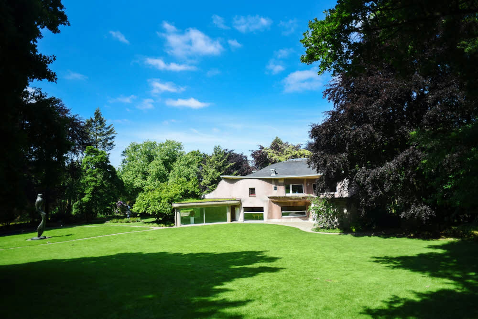 Die Villa Waldfrieden fügt sich harmonisch in die Landschaft ein.