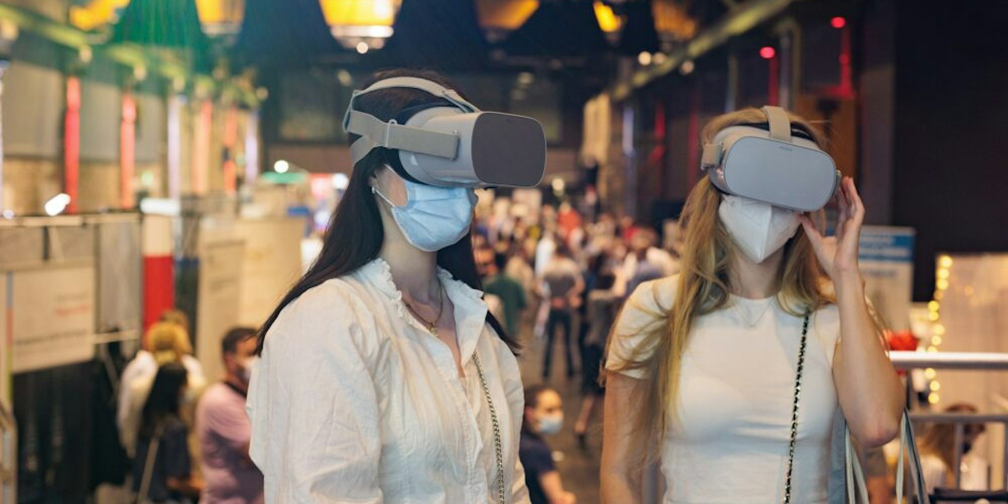 Mit „Virtual Reality“-Brillen lernten Jasmin Jungjohann und Jasmin Keberlein Berufe kennen.
