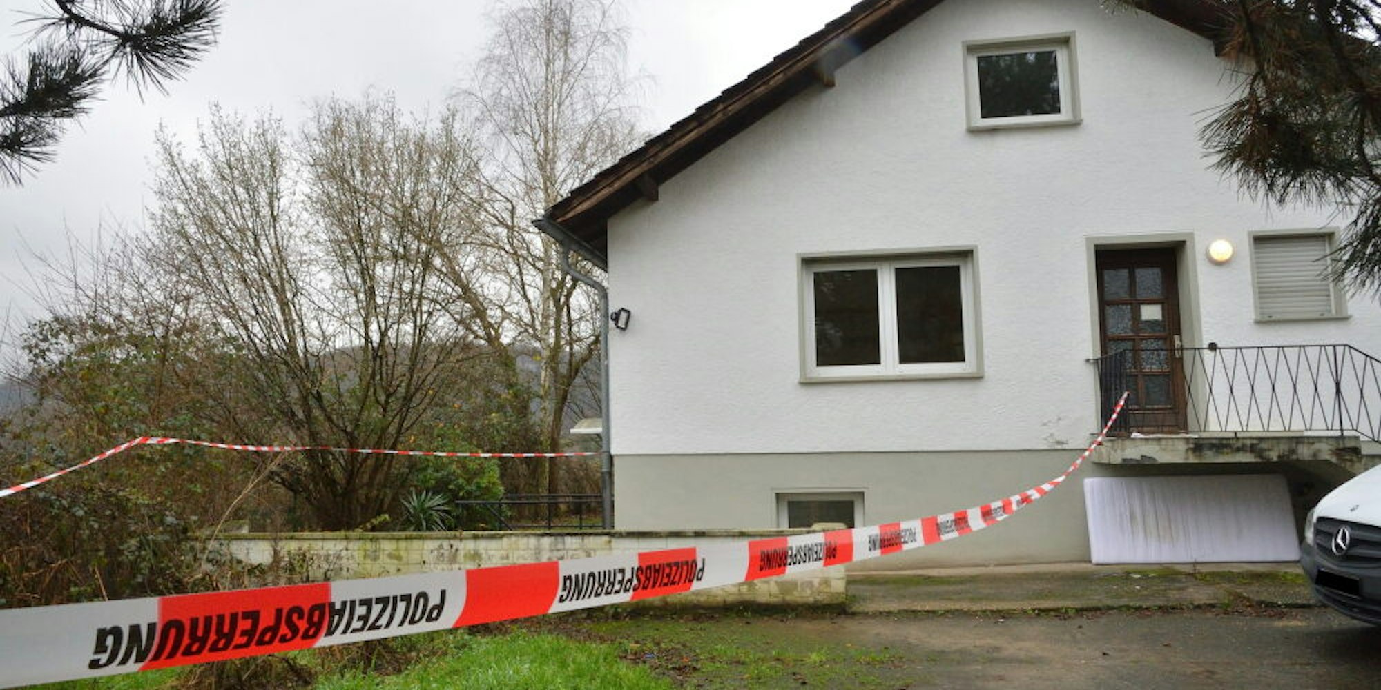 Im Keller dieses Hauses am Rande von Rösrath soll ein 19-jähriger Wohngruppenbewohner versucht haben, eine 22-jährige Betreuerin zu töten. Der Mann wurde vorläufig festgenommen.