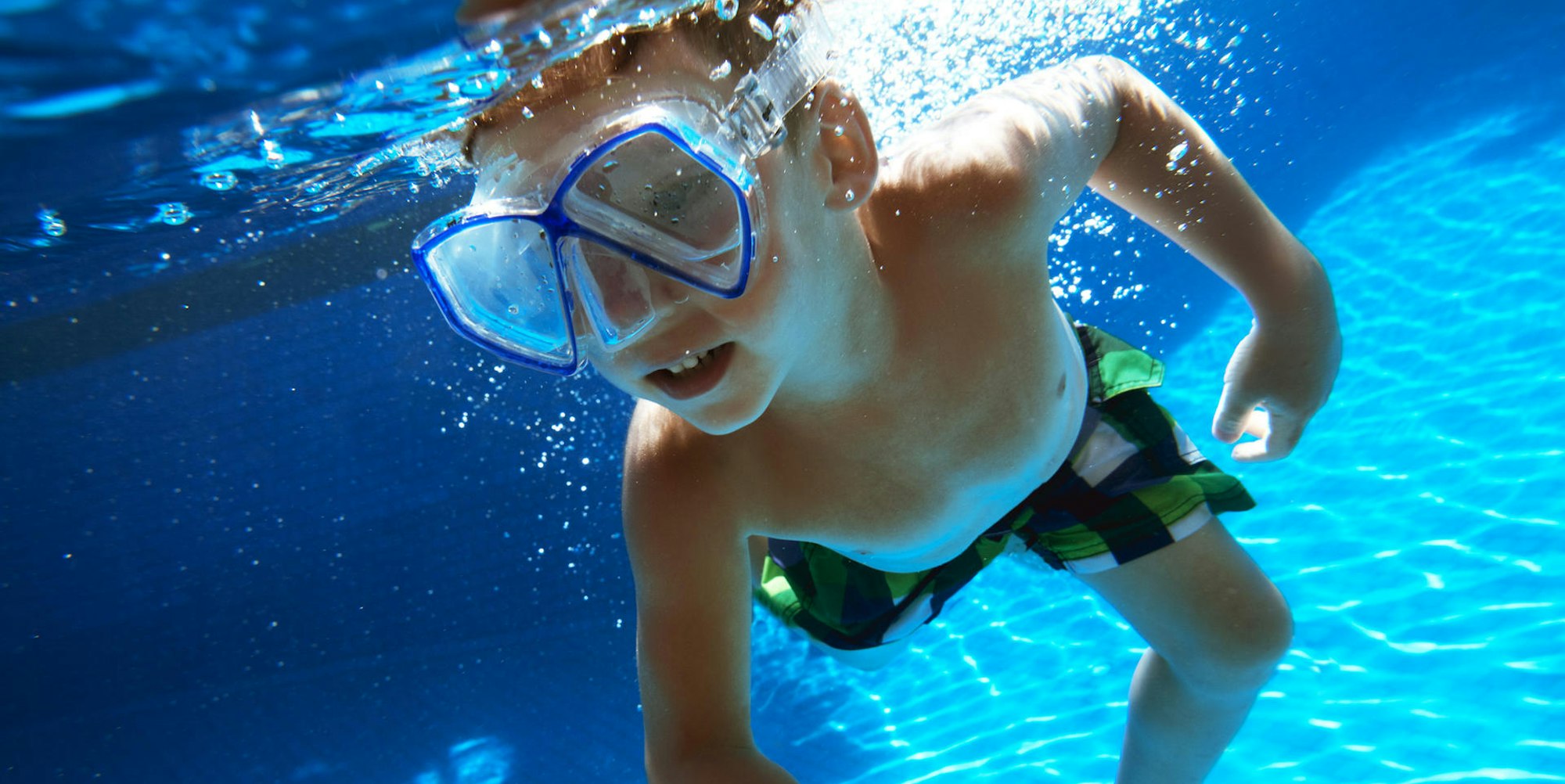 Tauchender-Junge-Schwimmbad-Symbolbild
