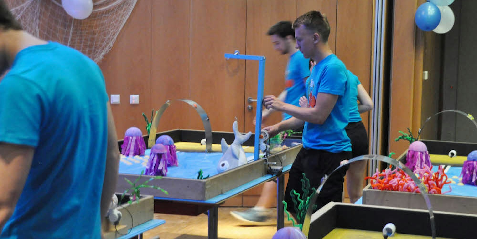 Der Ozean auf dem Tisch: Gegen Haie, Feuerquallen und eine Muschelstrecke mussten die Teilnehmer ihre Roboter zum Sieg steuern.