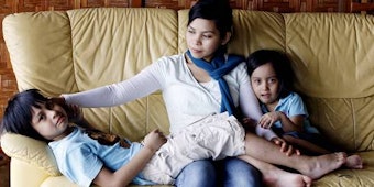 Kartika Sari Dewi Shukarno mit ihren Kindern Muhammad (7, l.) und Kaitlynn (5).