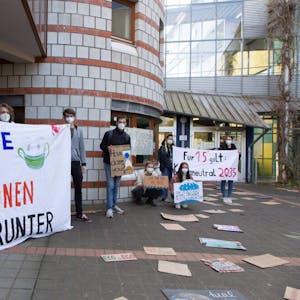 Aktivisten von Fridays for Future machten vor der Europaschule auf ihr Klimaziel 2035 aufmerksam.
