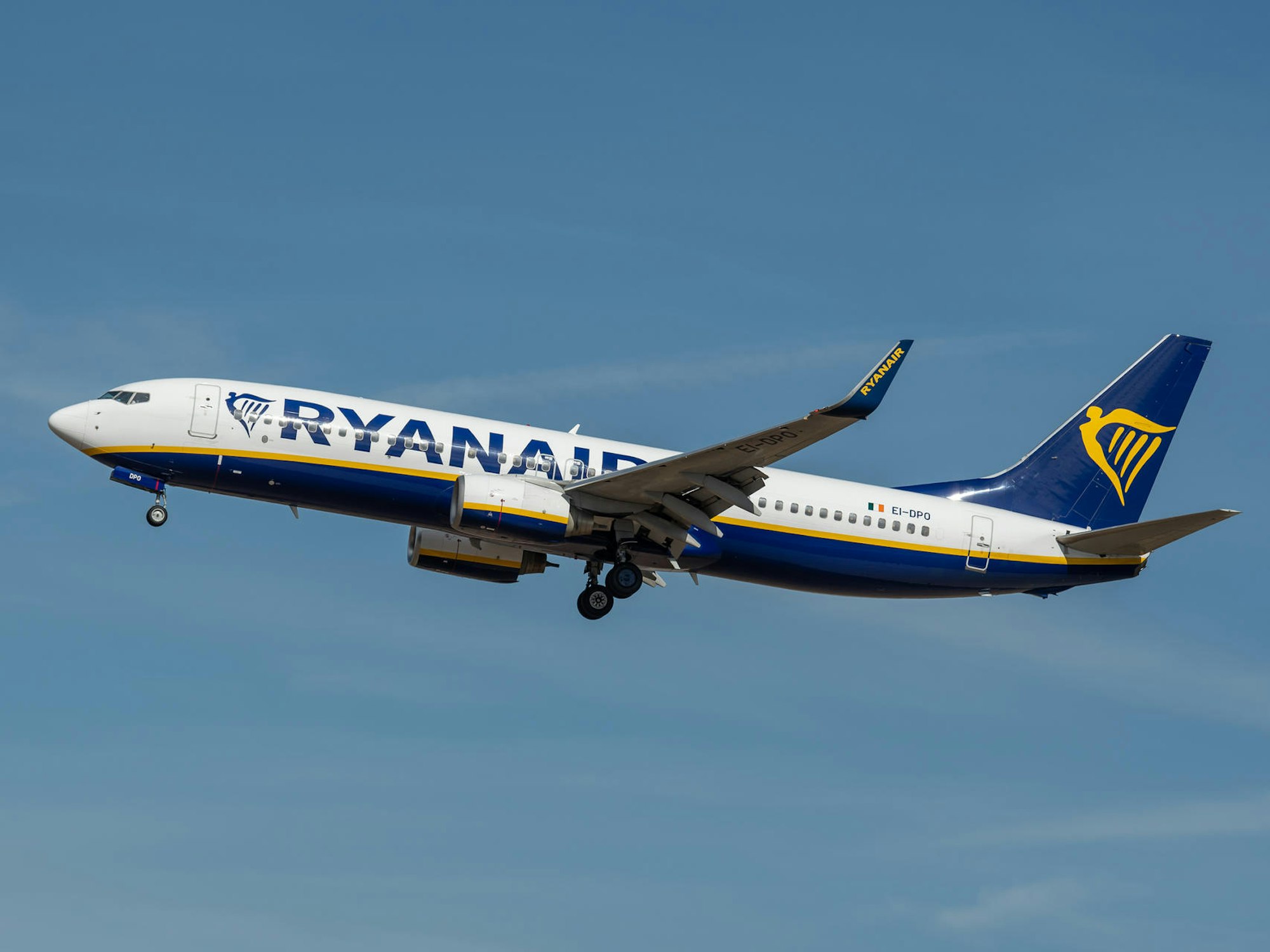 Ein Flugzeug von Ryanair fliegt in der Luft.