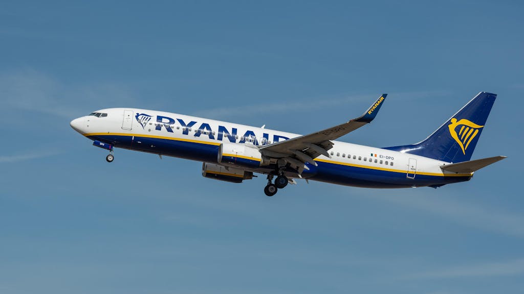 Ein Flugzeug von Ryanair fliegt in der Luft.
