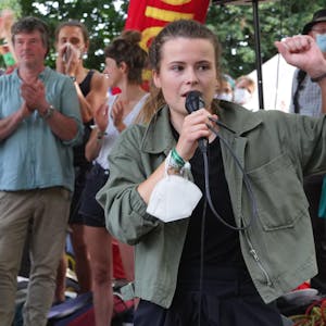 Luisa Neubauer rief zum Widerstand gegen das geplante Abbaggern des Dorfes Lützerath auf.