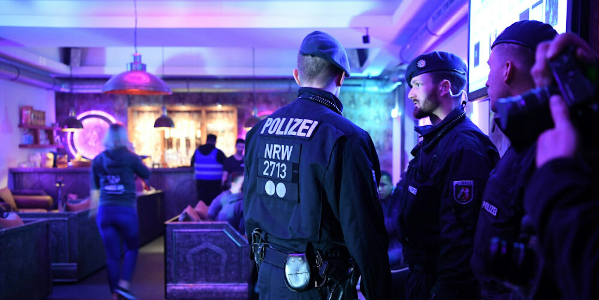 Polizisten stehen bei einer Razzia gegen die Clan-Kriminalität in einer Shisha-Bar in Essen. In NRW kommt es immer wieder zu teils heftigen Konflikten.