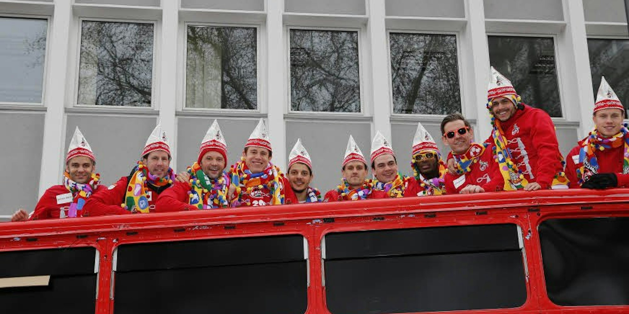 Im Doppeldecker-Bus unter anderem dabei: Die FC-Spieler Anthony Modeste, Thomas Kessler, Leonardo Bittencourt und Yannick Gerhardt