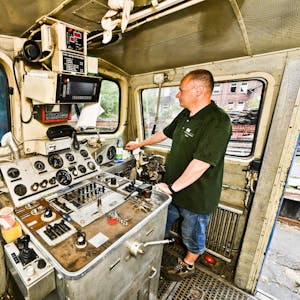 Andreas Voll hatte den Wiehltalbahnern für die Ausfahrt als Ersatz für die Lok Waldbröl seine Diesellok zur Verfügung gestellt. Fotos: Nickel