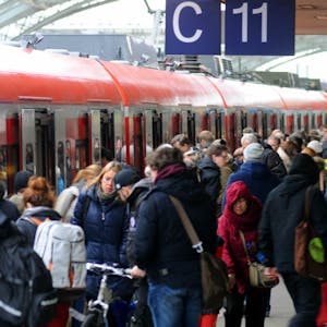 Mit Bahn und Autos pendeln 315.000 Menschen täglich nach Köln.