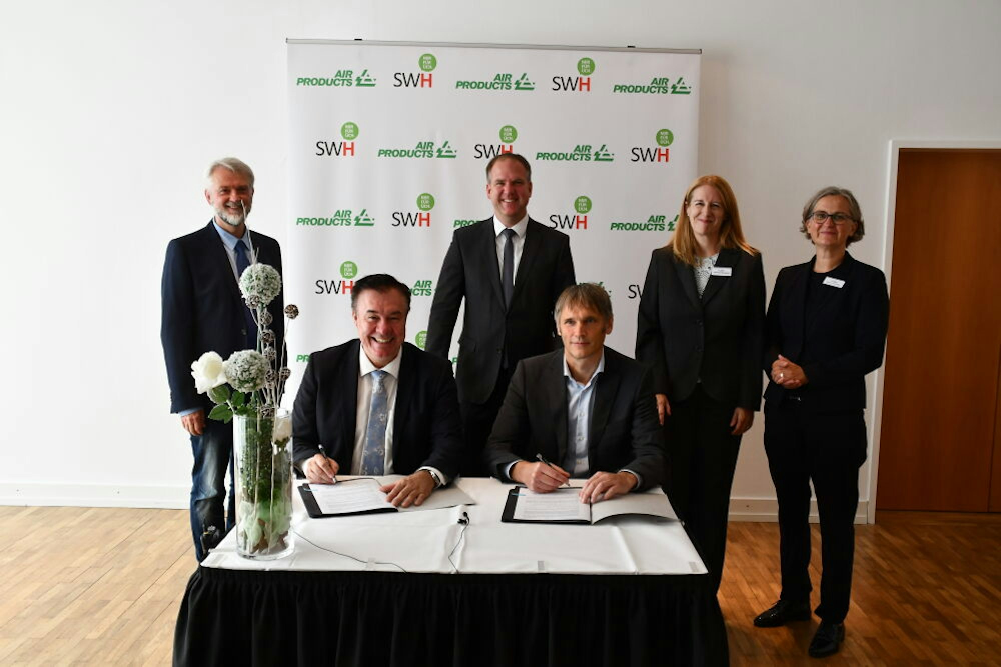Den Vertrag über eine zweite Tankstelle unterschrieben Stadtwerkechef Stefan Welsch und Jörg Hömberg (Air Products).
