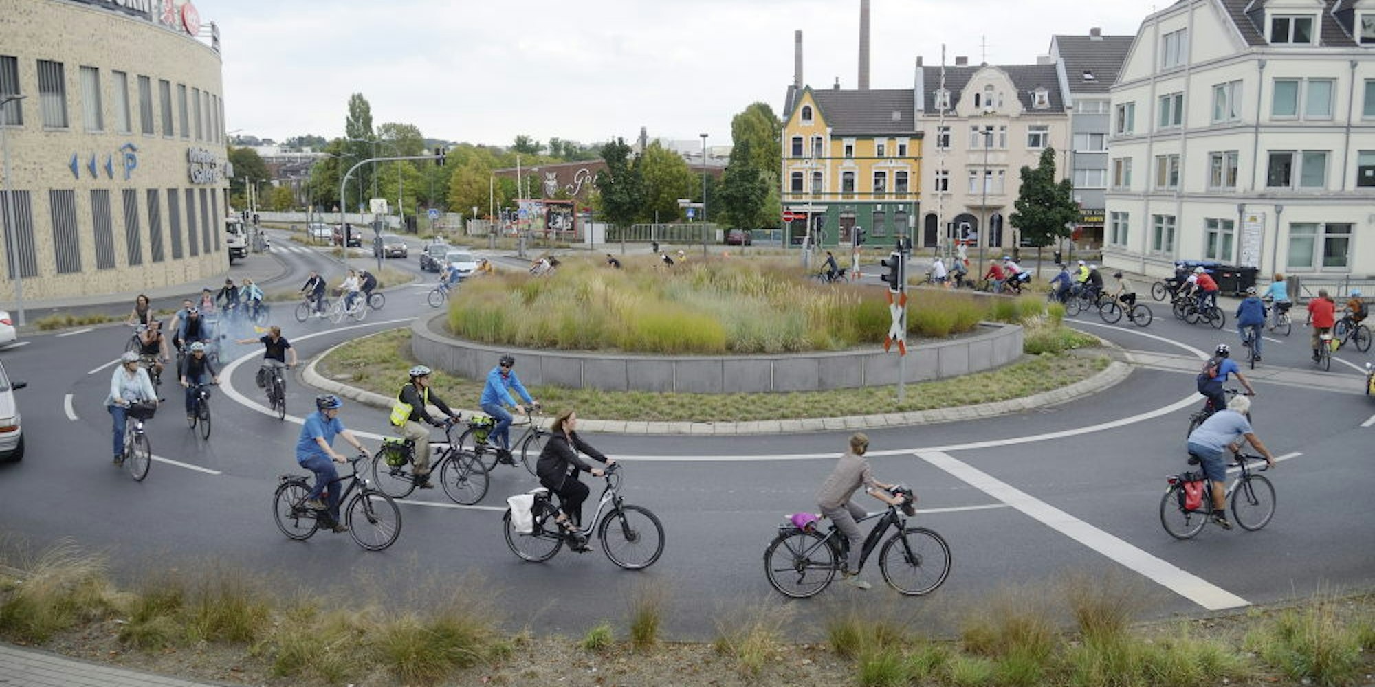 Zumindest bei einem Flashmob eroberten Fahrräder die für Autos gebauten Straßen in Bergisch Gladbach.