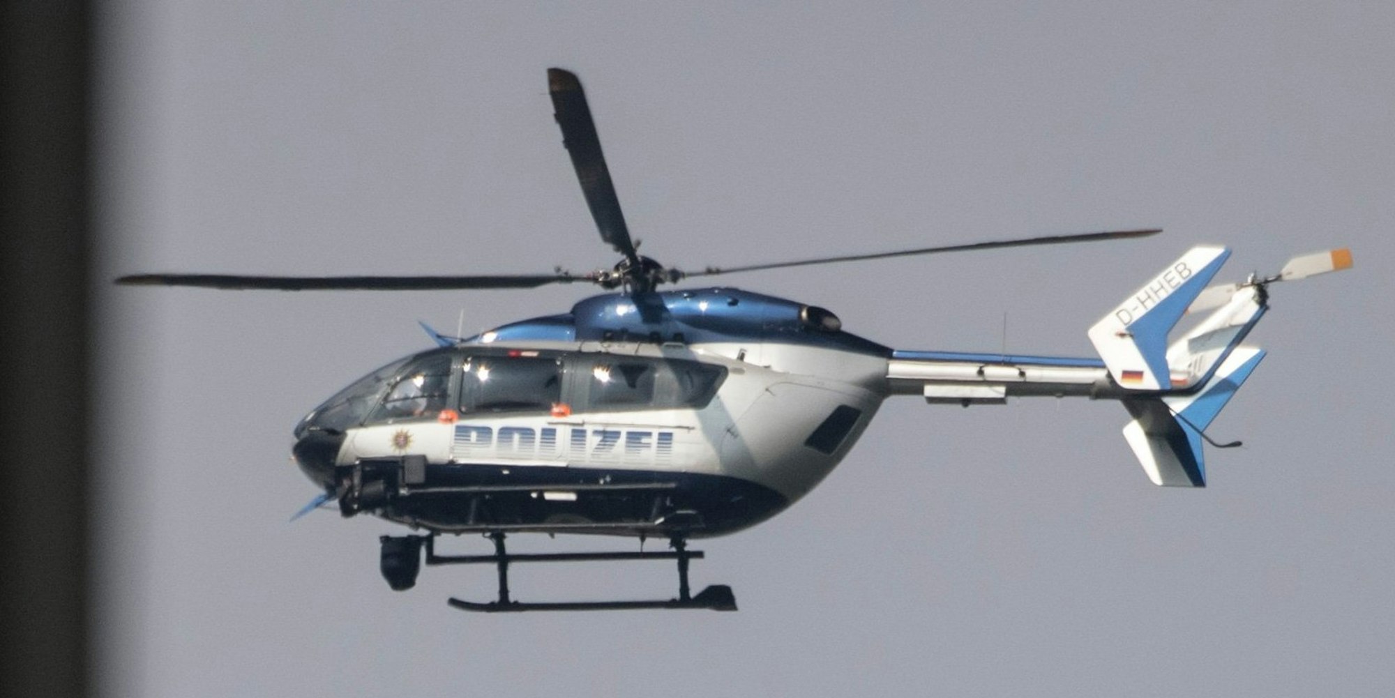 Polizeihubschrauber bei grauem Himmel Symbolbild dpa _1