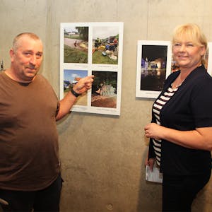 In der Ausstellung zeigt Museumsleiterin Heike Lützenkirchen Bilder von der dramatischen Lage an der Steinbachtalsperre. Auch Stefan Grund aus Eiserfey hatte das so fotografiert.