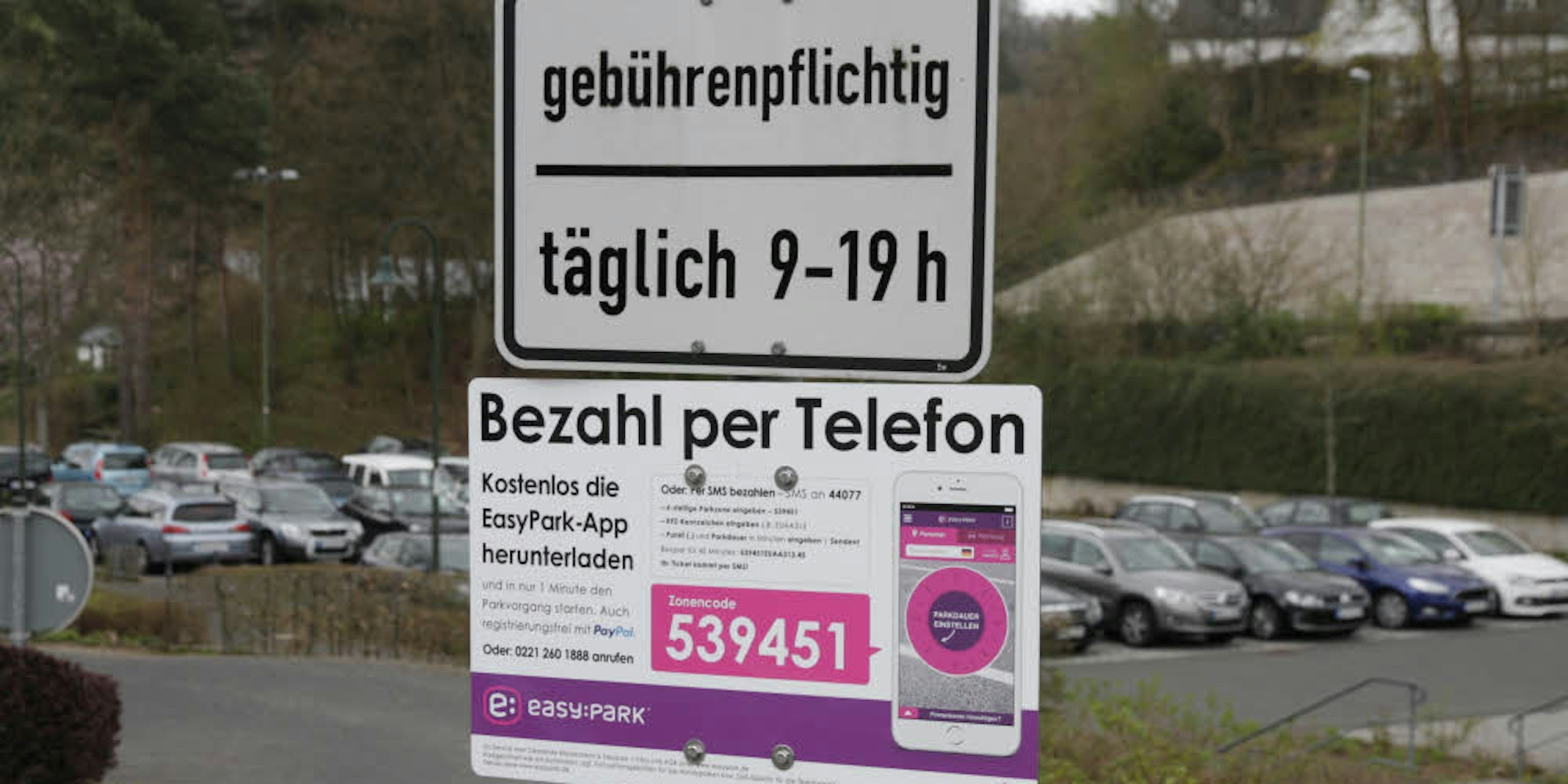 Auf die zusätzliche Bezahl-Option mit dem Mobiltelefon wird auf dem Parkplatz am Blankenheimer Weiher hingewiesen.