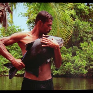 Manchmal sind Männer auch zärtlich: Szene aus Jonathas De Andrades Video „The Fish“