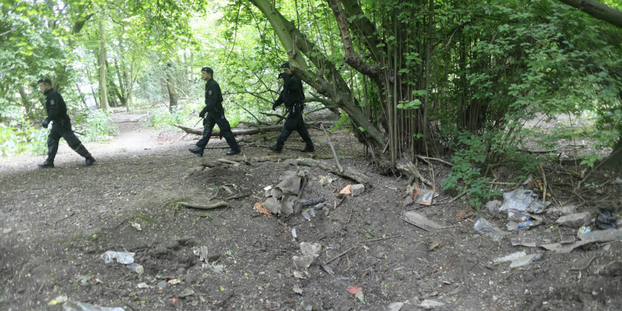 Polizisten durchsuchen im Mai 2017 nach dem Fund eines Schädels ein Waldstück in Vogelsang. 